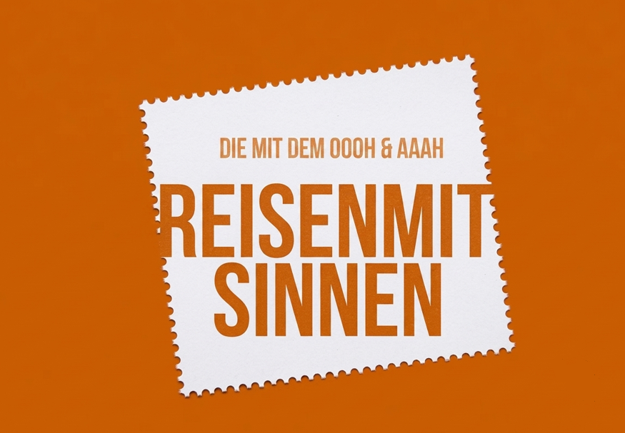 Weißer Briefmarkenaufdruck mit Text „DIE MIT DEM OOOH & AAAH REISEN MIT SINNEN“ auf orangefarbenem Hintergrund.